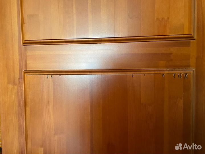 Продам входную дверь из массива дерева б/у