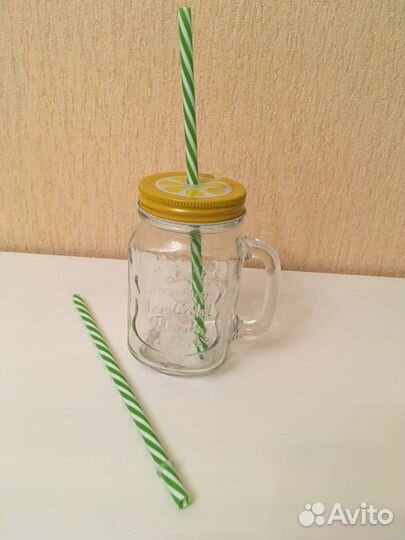 Кружка с крышкой и соломкой