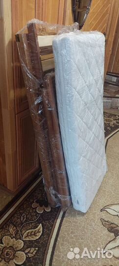 Детская кроватка с маятником