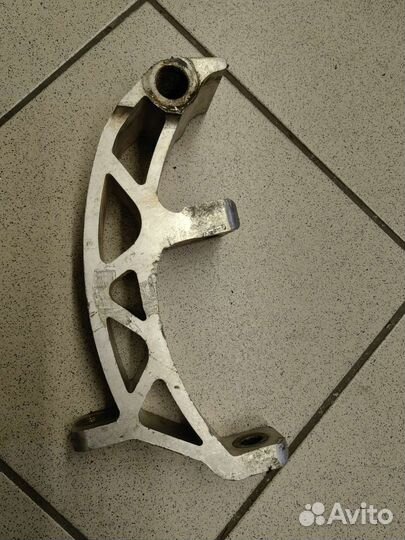 Кулак поворотный brp ski-doo mxz renegade 800