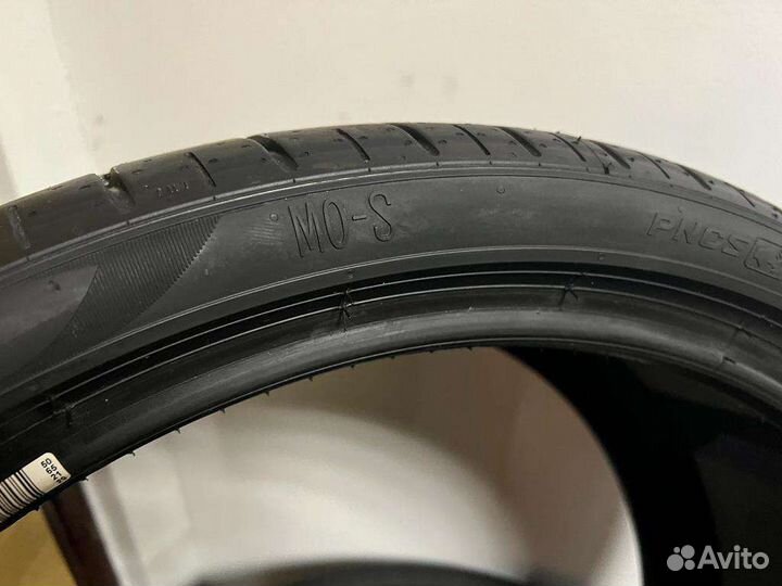 Pirelli P Zero PZ4 255/35 R21 и 285/30 R21 98Y