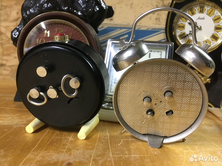 Настольные часы будильники СССР