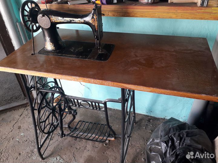 Швейная машинка Зингер ножная