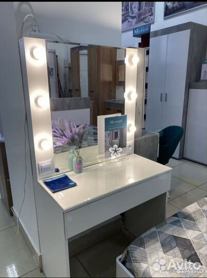 Туалетный столик с зеркалом и подсветкой