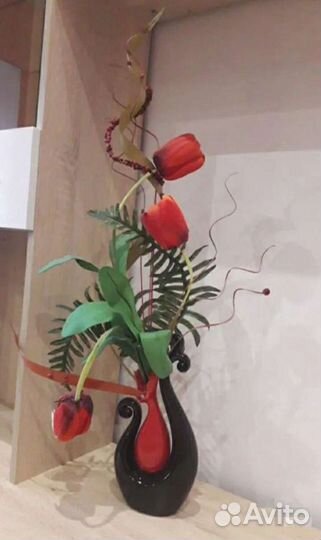 Композиция из искусственных цветов