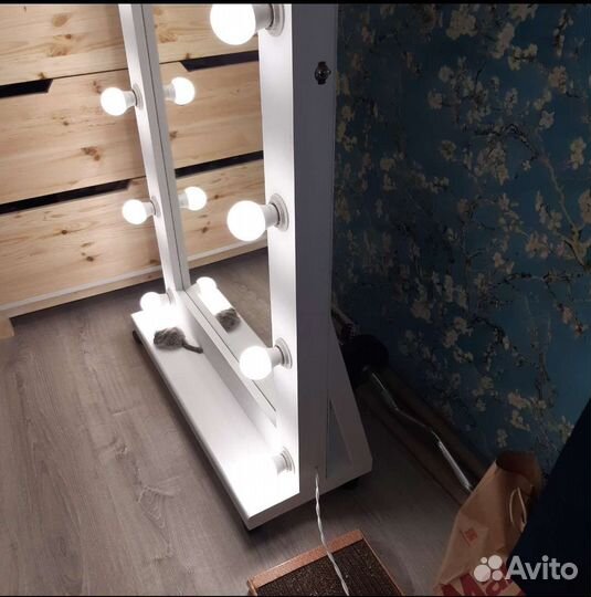 Зеркало с лампочками