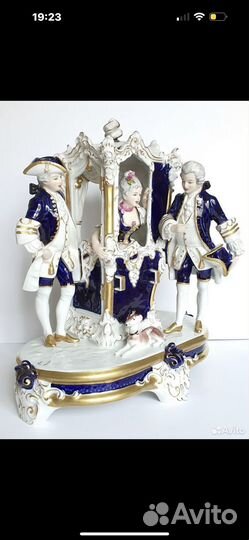 Большая фарфоровая статуэтка