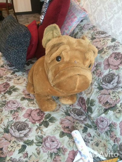 Игрушечная большая красивая собака