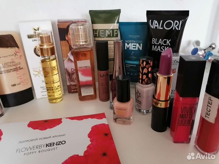 Женский и мужской набор косметики и парфюма