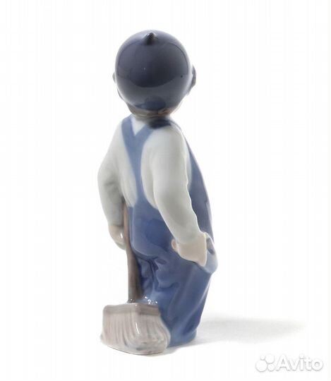 Фарфоровая фигура Малыш с щеткой. Royal Copenhagen