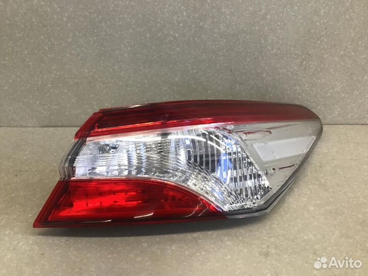 Фонарь задний наружный правый Toyota Camry V70 201