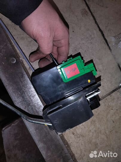 Замок двери передний правой Hyundai Solaris 1