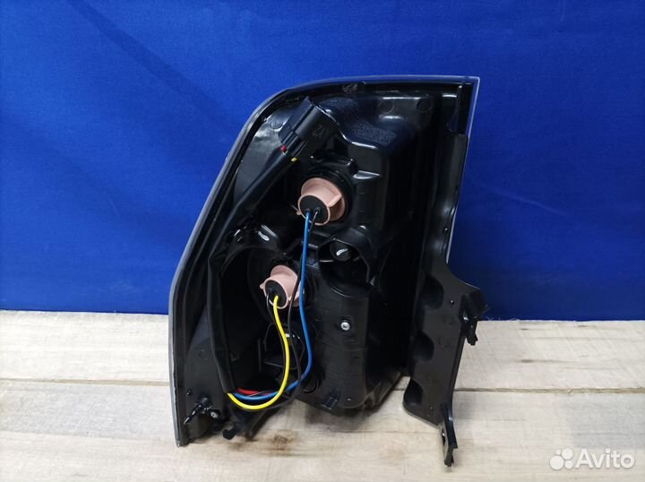 Фонарь правый Mitsubishi Pajero 4 2006