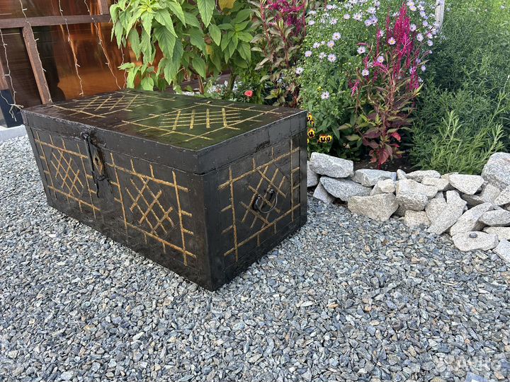 Сундук кованый старинный