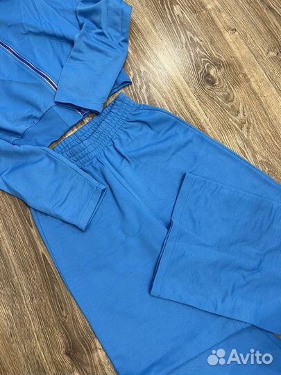 Женский спортивный костюм