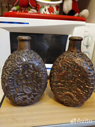 Старинная стеклянная бутыль в металлической оплётк