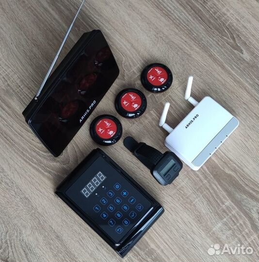 Кнопка вызова официанта, персонала с часами