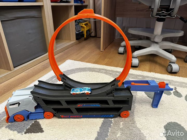 Hot wheels трюковой тягач