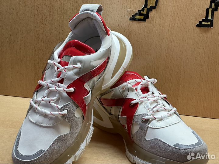 Кроссовки женские