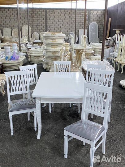 Стол и стулья