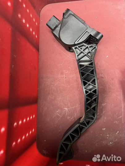 Peugeot 308 педаль газа