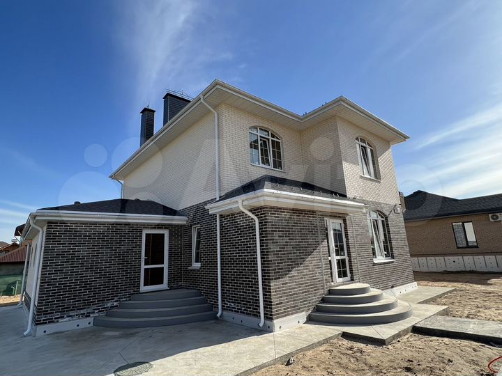 Коттедж 235 м² на участке 10 сот.