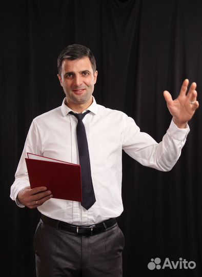 Ведущий русско-армянский певец, скрипач