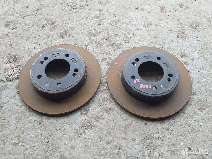 Диск тормозной задний Kia Ceed JD 2013 год