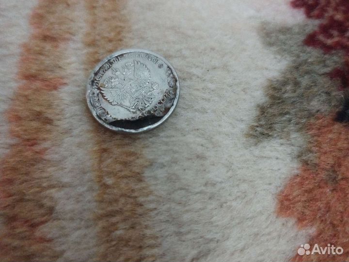 Монета (1 рубль)отходит слой