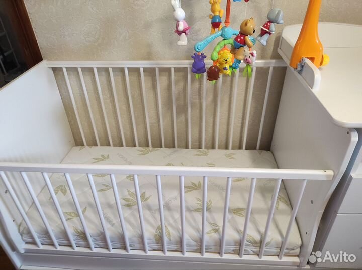Детская кроватка с маятником