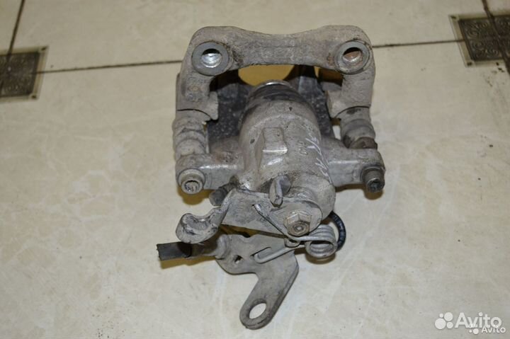 Тормозной суппорт задний правый Skoda Octavia А5