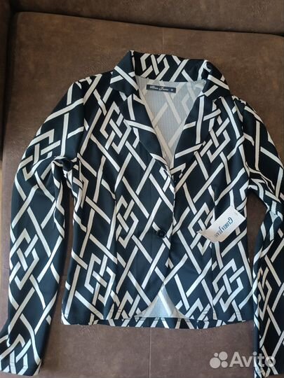 Костюм женский с юбкой новый 44-46