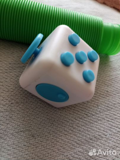 Поп ит, киндеры, прыгуны