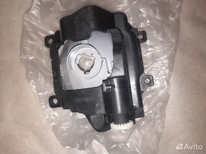 Фара левая (птф) на toyota LC200 оригинал