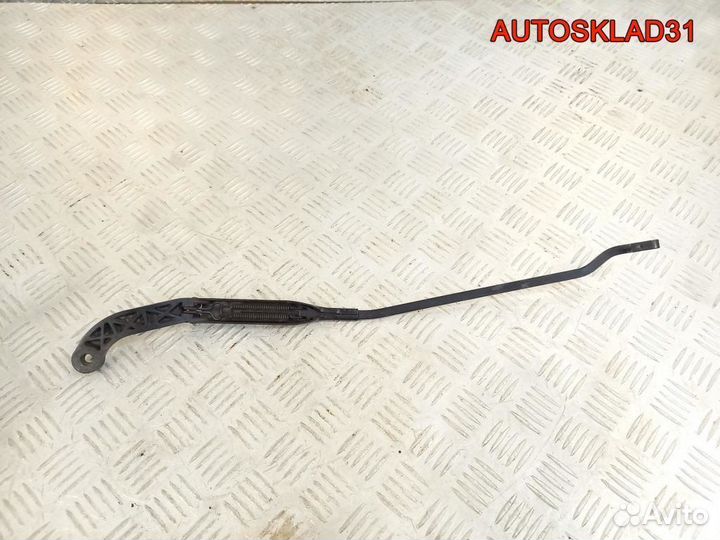 Поводок стеклоочистителя правый Audi 80 B4