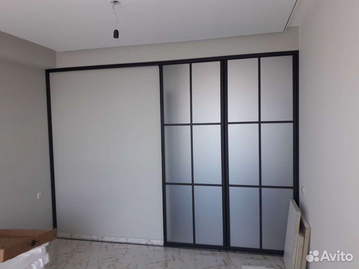 Межкомнатные перегодки из стекла и алюминия