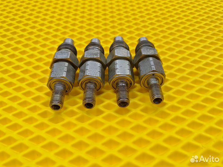 Комплект топливных форсунок 4D36 новые распылители