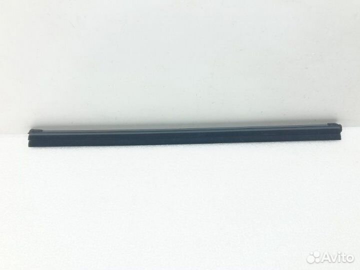 Уплотнитель стекла двери задний левый Mitsubishi