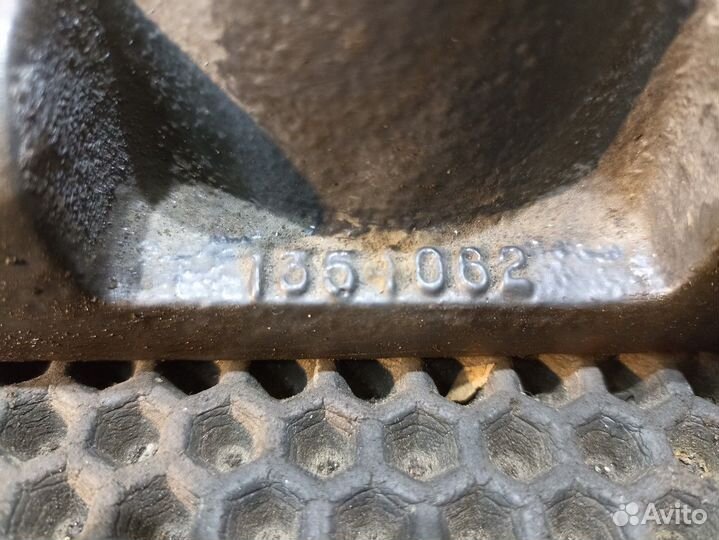 1354062 Кронштейн переднего амортизатора правый