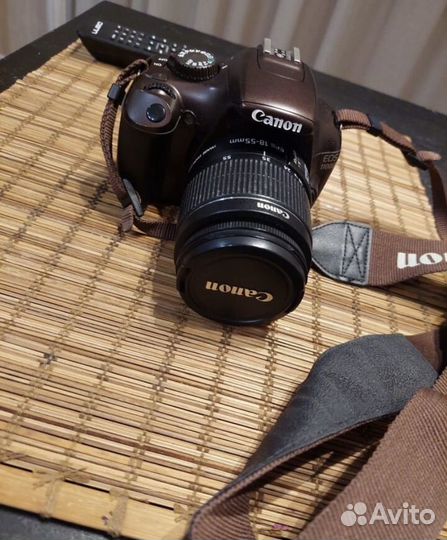 Зеркальный фотоаппарат Canon 1100d коричневый