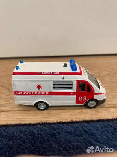 Игрушечная машина скорая помащь