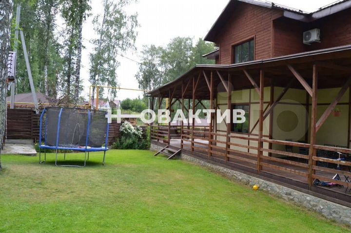 Коттедж 289,8 м² на участке 12,5 сот.