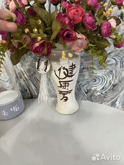 Искусственные цветы и ваза