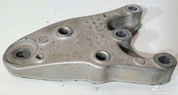 Кронштейн опоры двигателя правый Skoda Fabia 1