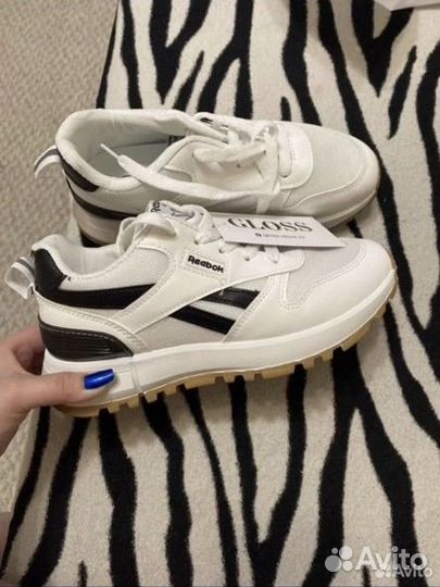 Кроссовки женские