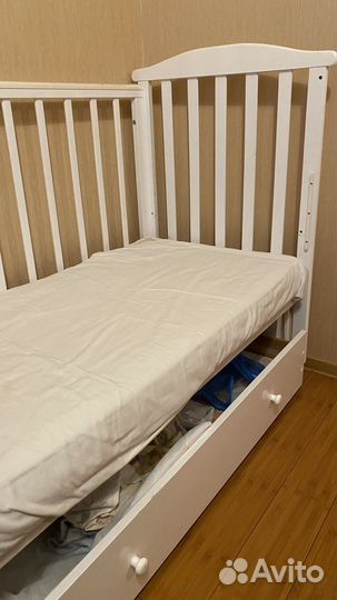 Детская кроватка с маятником