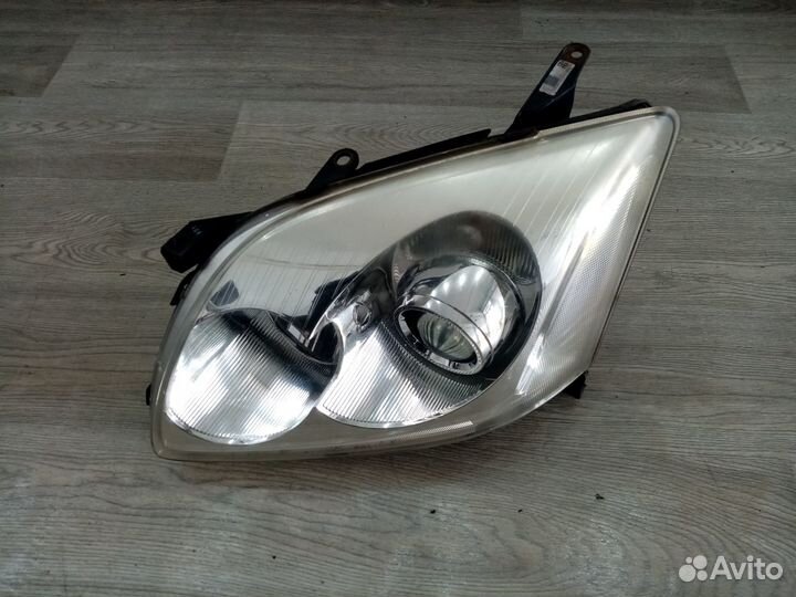 Фара левая для Toyota Avensis II