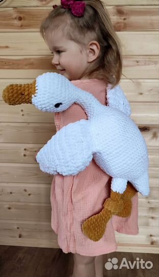 Вязаная мягкая игрушка гусь обнимусь