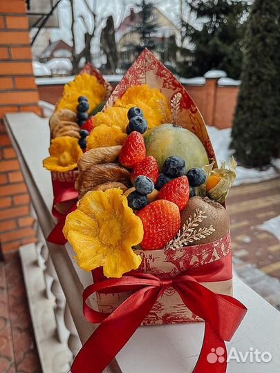 Букеты из фруктов и ягод