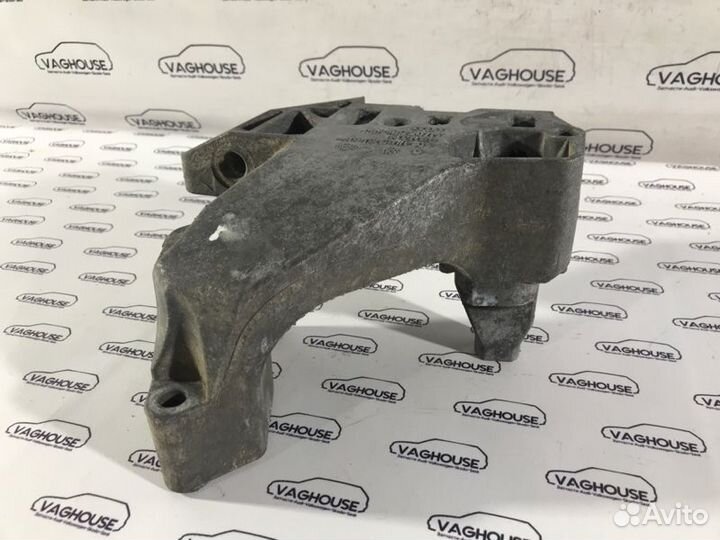 Кронштейн двигателя правый Volkswagen Passat B6 3С